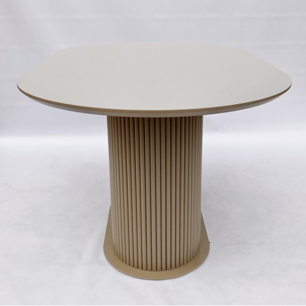 Овальний стіл HPL з нагелів на пластині (Creme Brulee)