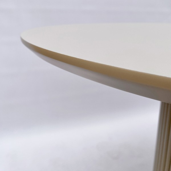 Овальний стіл HPL з нагелів на пластині (Creme Brulee)