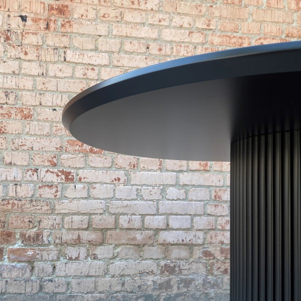 Овальний стіл HPL Овальна основа з нагелів (Сланець Юрський антрацит)