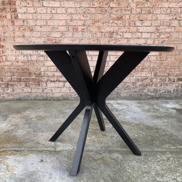 Обідній круглий стіл з HPL NEO (Чорний) – Ідеальний вибір для вашого інтер'єру