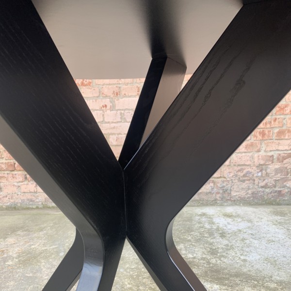 Обідній круглий стіл з HPL NEO (Чорний) – Ідеальний вибір для вашого інтер'єру