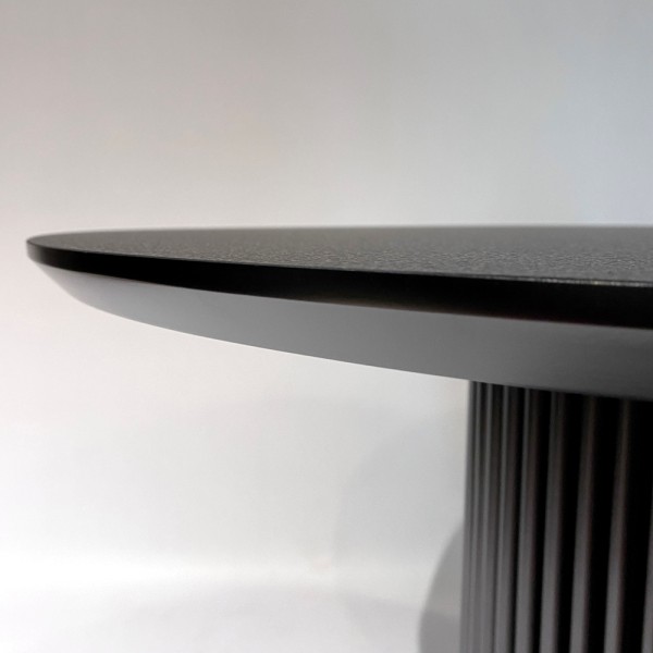 Круглий стіл HPL Циліндр з нагелів на пластині (Чорний)