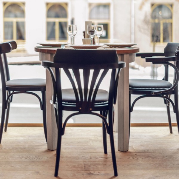 Дерев'яне крісло 024 323-024 з м'яким сидінням