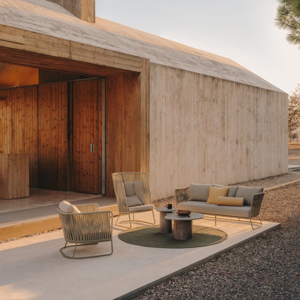 Крісло Saconca з високою спинкою – комфорт та стиль для вашого саду