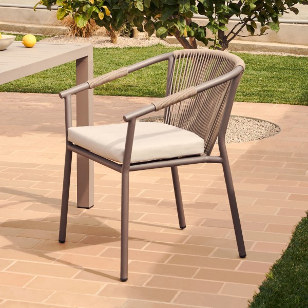 Стілець Xelida – сучасний комфорт для дому та саду