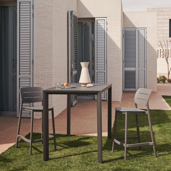 Барний стілець Morella — зручний стілець для барів та саду