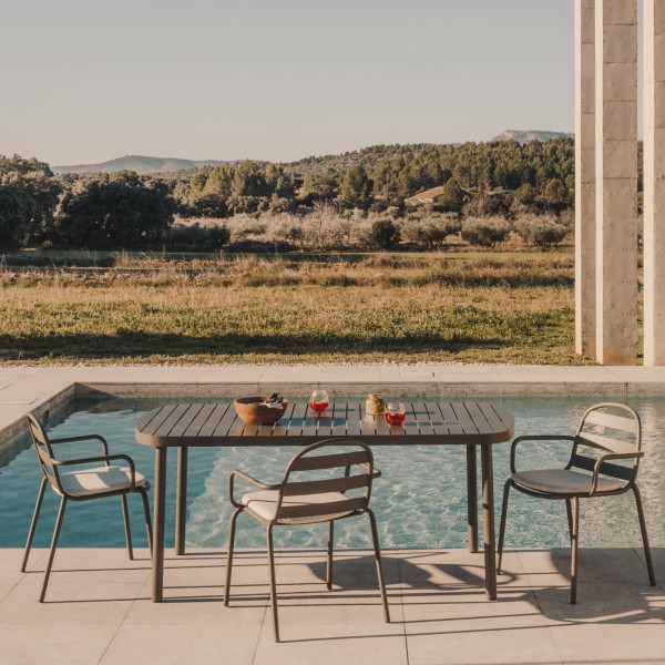 Стіл Joncols - Ідеальний вибір для кухні та саду