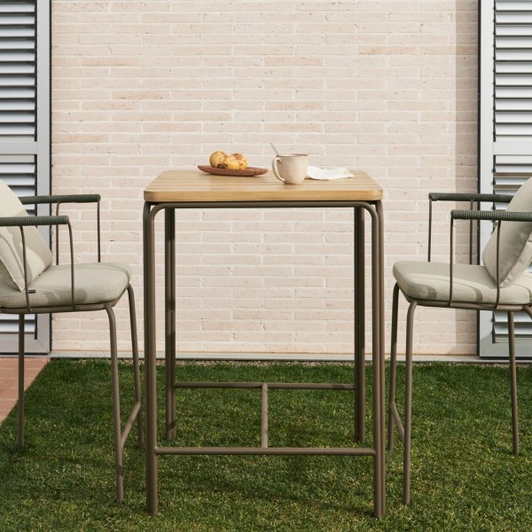 Барний стіл Salguer — стильний вибір для дому та кафе