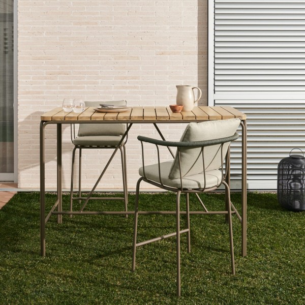 Барний стіл Salguer — стильний вибір для дому та кафе