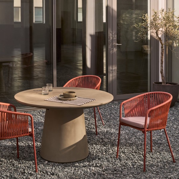 Стіл Itai – стильний вибір для вашої кухні та саду