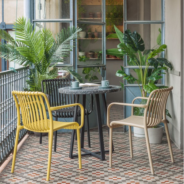 Стіл Tella – Круглий стіл для вулиці з металевою основою