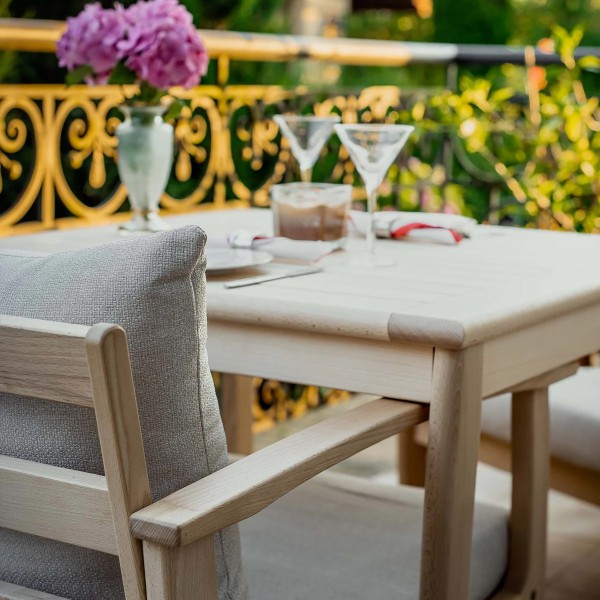 Стіл Legato 80x80 – ідеальний вибір для кухні та саду