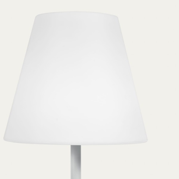 Підлоговий світильник Amaray — інноваційне освітлення на сонячній батареї