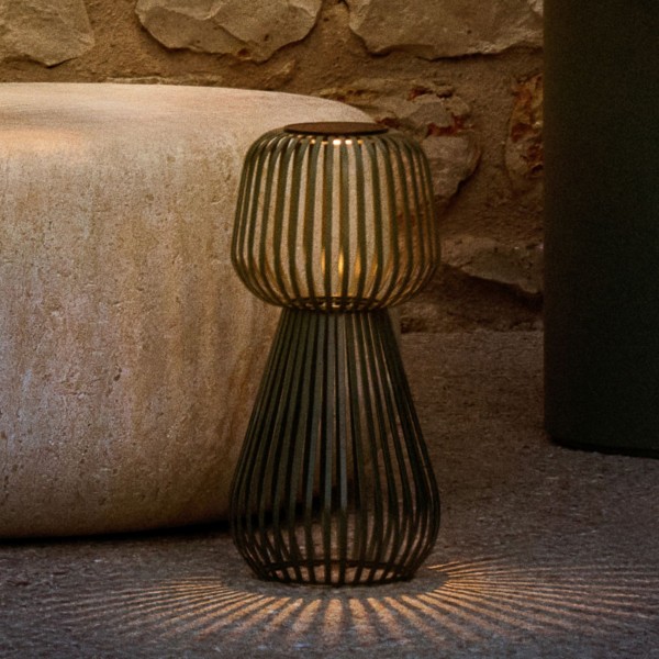 Настільна лампа Reiba – енергоефективне освітлення для дому