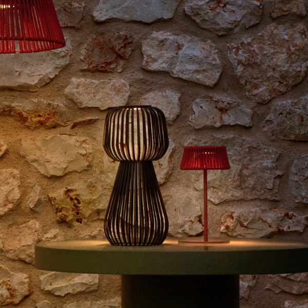 Настільна лампа Reiba – енергоефективне освітлення для дому