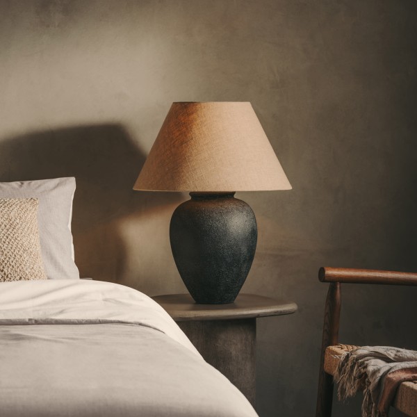 Настільна лампа Mercadal: елегантне освітлення для будь-якого інтер'єру