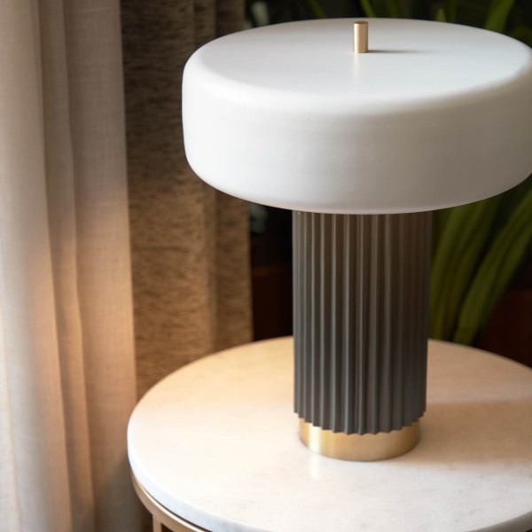 Настільна лампа Serenella – стильне освітлення для вашого дому