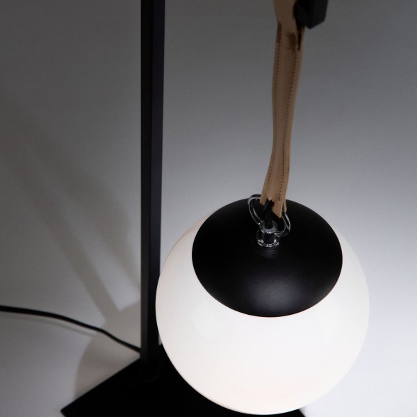 Настільна лампа Monteiro – стиль та елегантність