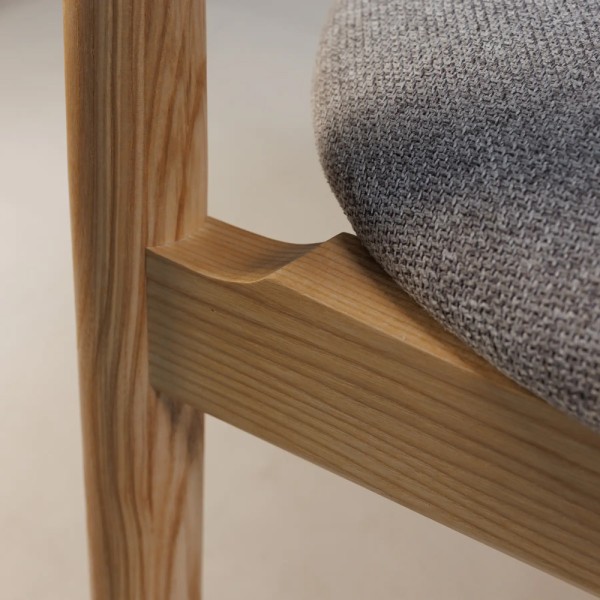 Стілець Mamont з натурального ясена – для вашої кухні або кафе