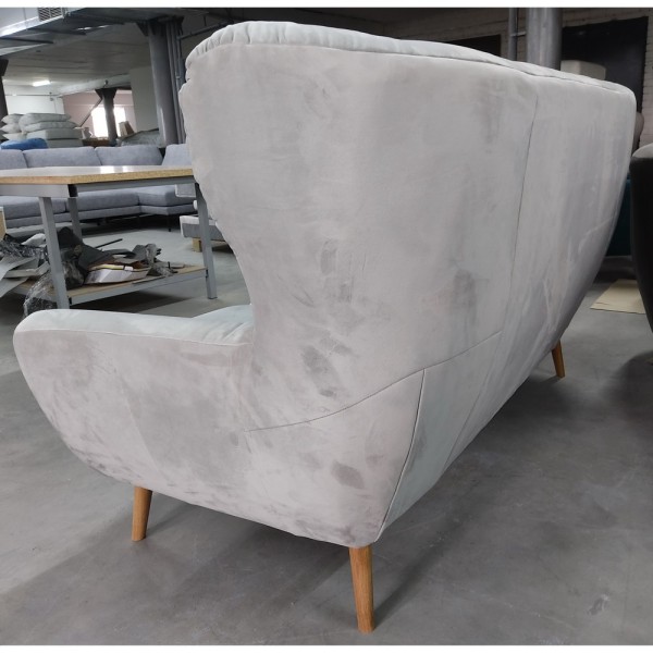 Диван Voss з трьома подушками – ідеальний комфорт для вашої вітальні