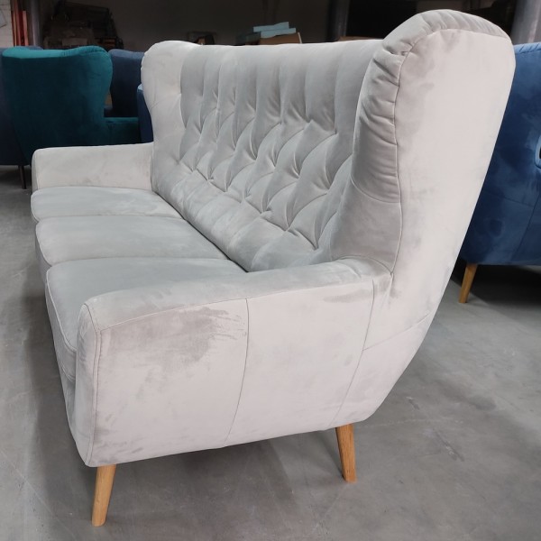 Диван Voss з трьома подушками – ідеальний комфорт для вашої вітальні