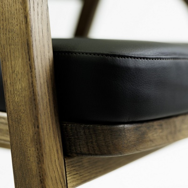 Крісло Otis темний дуб для дому та кафе